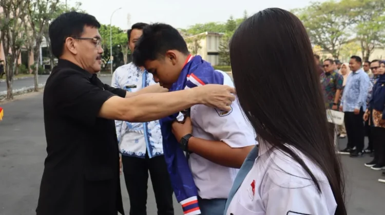 Sekda Lepas Kontingen Basket SMAN 1 Kota Cirebon Berlaga di DBL West Java