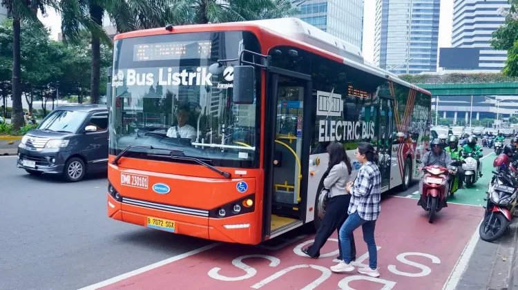 Pemerintah Didesak Alihkan Subsidi Motor Listrik ke Bus Perkotaan