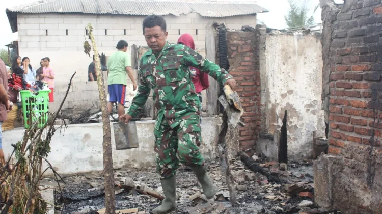 Kodim 0616 Bersihkan Puing Kebakaran Rumah Nelayan Eretan Wetan