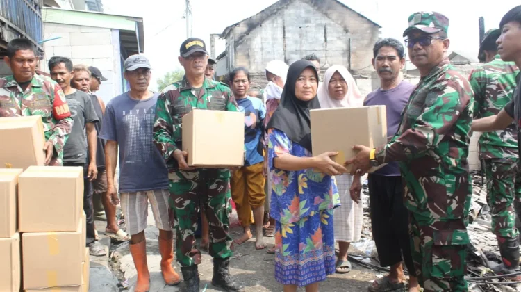 Kodim 0616 Indramayu Salurkan Sembako Kebakaran Eretan Wetan