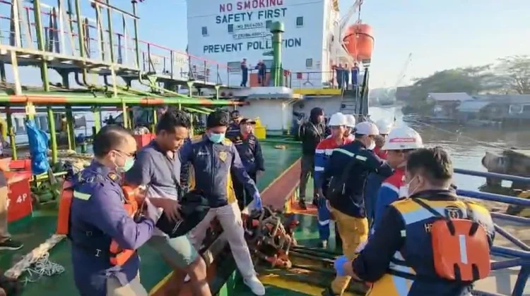 Misi Kemanusiaan Usai, MT Mauhau Serahkan 16 Korban ke Basarnas