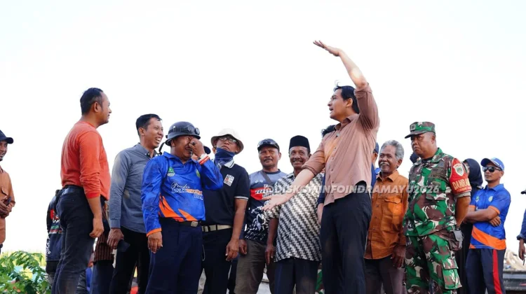 Bupati Indramayu Lucky Hakim Tinjau Jembatan Desa 3 di Terisi