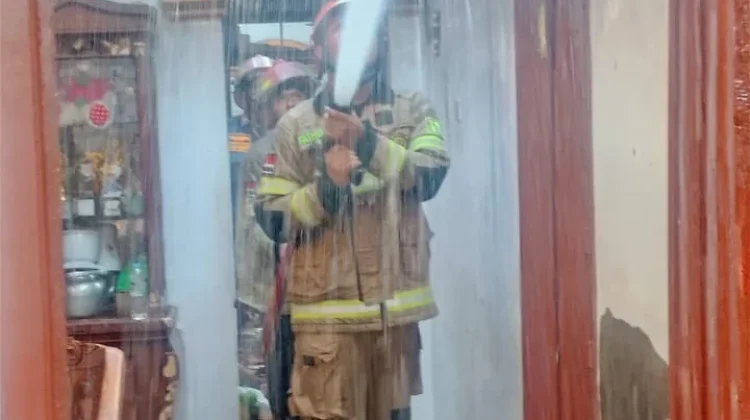 Diduga Konsleting Listrik Rumah Terbakar di Jayalaksana Indramayu