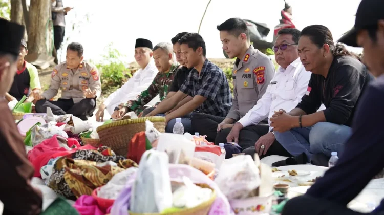 Syukuran dan Doa, Warga Awali Tanam Jagung Bersama Kapolres Indramayu