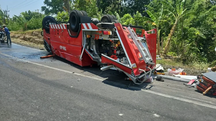 Mau Padamkan Api Ciremai, Mobil Damkar Terguling