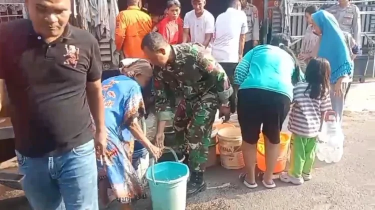Warga Majalengka Krisis Air, Babinsa Turun Langsung Dampingi Penyaluran Bantuan