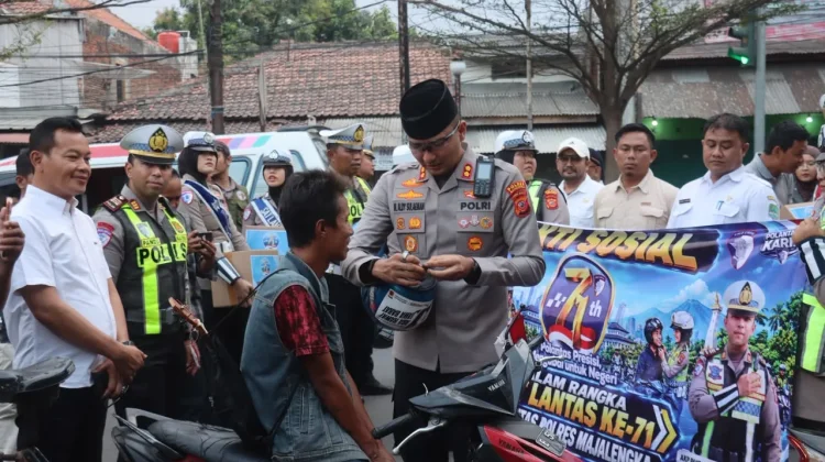 Sambut HUT Lantas ke-71, Kapolres Majalengka Bagikan 60 Helm dan Tali Asih