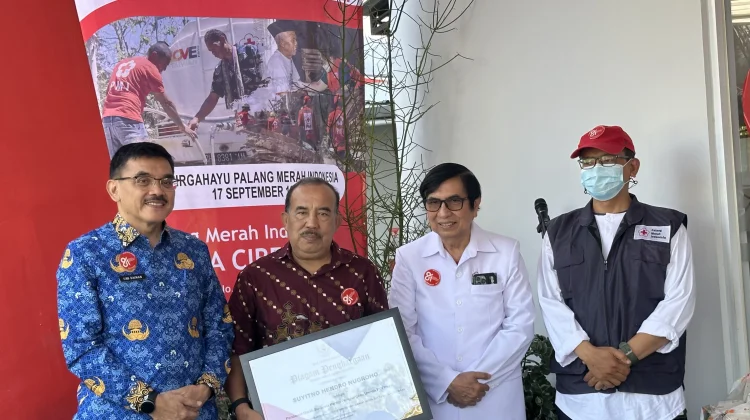 Donor Darah 100 Kali, Warga Kota Cirebon Terima Penghargaan & Hadiah Umroh