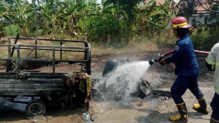 Minicar di Arahan Indramayu Ludes Terbakar