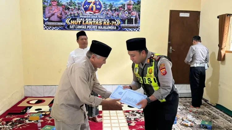 HUT Lalu Lintas ke-71, Polantas Majalengka Berbagi Kebahagiaan Bersama Anak Yatim