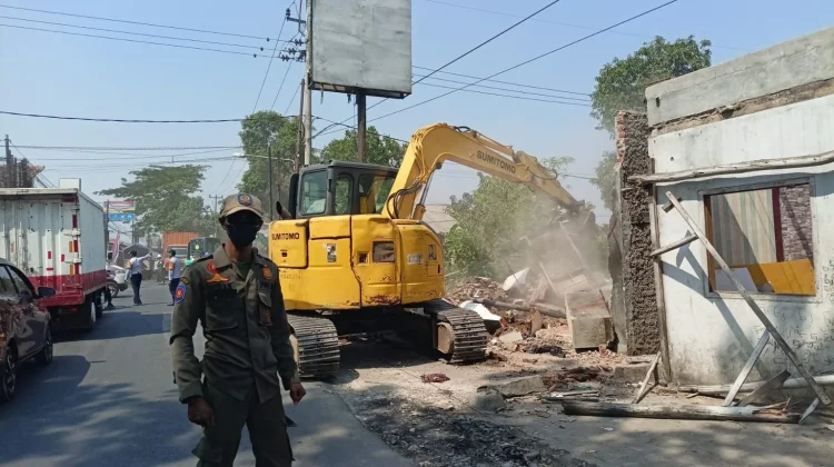 Ratusan Bangunan Liar dan PKL di Jalan Antasari Cirebon Ditertibkan