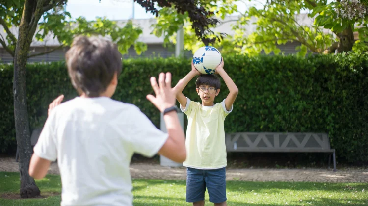 Manfaat Bermain Lempar Tangkap Bola bagi Anak Autisme