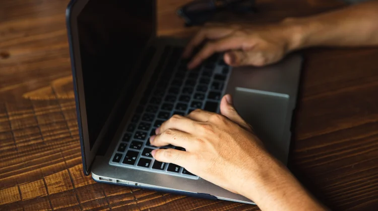Daftar 22 Platform Berisiko Tinggi Bagi Anak Versi Komdigi
