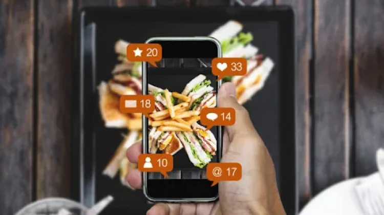 Kebiasaan Mencoba Menu Makanan Baru Berdasarkan Ulasan di Media Sosial