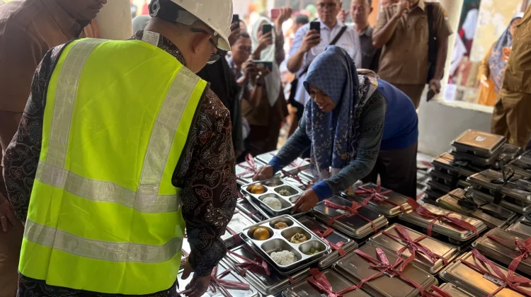 Mendikdasmen Pastikan Menu MBG di SDN 1 Kedungjaya Sesuai Standar