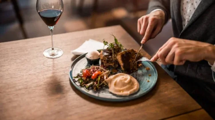 Solo Dining" Menikmati Makanan Sendiri tanpa Merasa Canggung