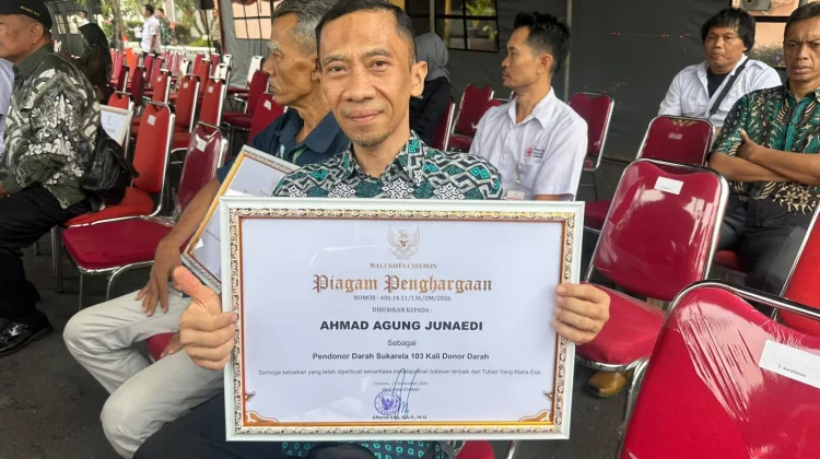 12 Pendonor Darah Sukarela di Atas 100 Kali menerima Piagam Penghargaan