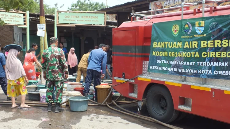 Kodim 0614 Kota Cirebon Salurkan 10 Ribu Liter Air Bersih untuk Warga Argasunya