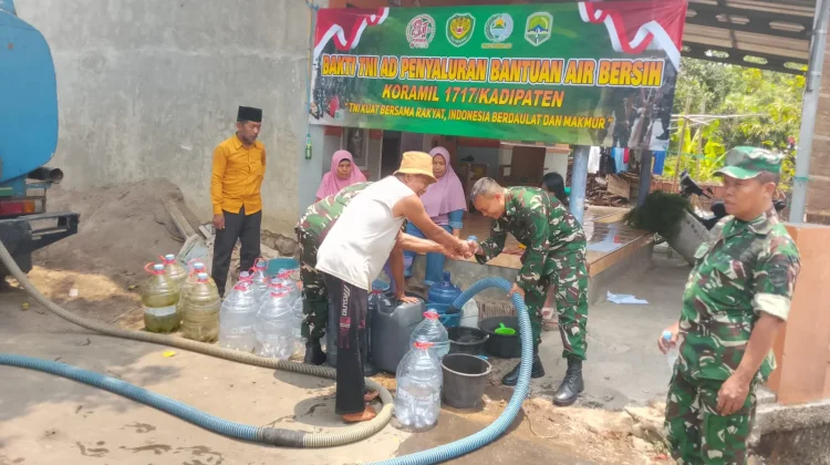17 Koramil Serentak Gempur Kekeringan, TNI Kirim Air Bersih ke Majalengka