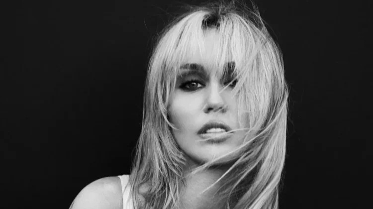 Miley Cyrus Kembali ke No. 1 Billboard 200 lewat “Bass Persuades”
