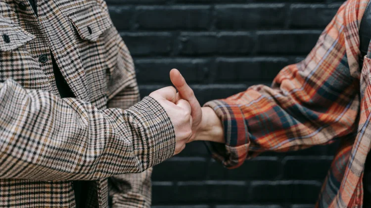 Parasocial Relationship, Merasa Dekat dengan Orang Asing