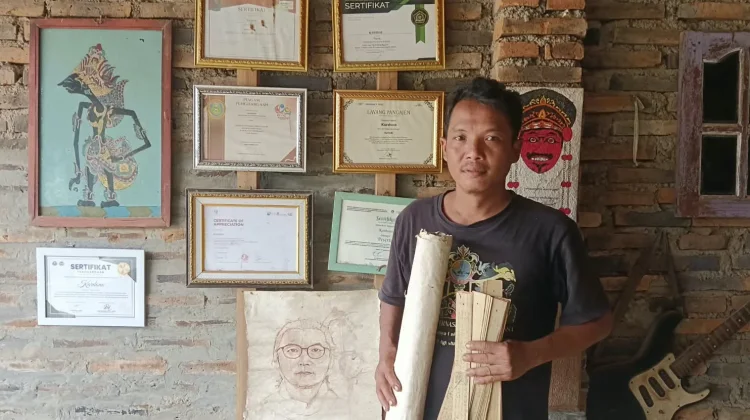 Kisah Kardono Tekuni Pembuatan Kertas Daluang