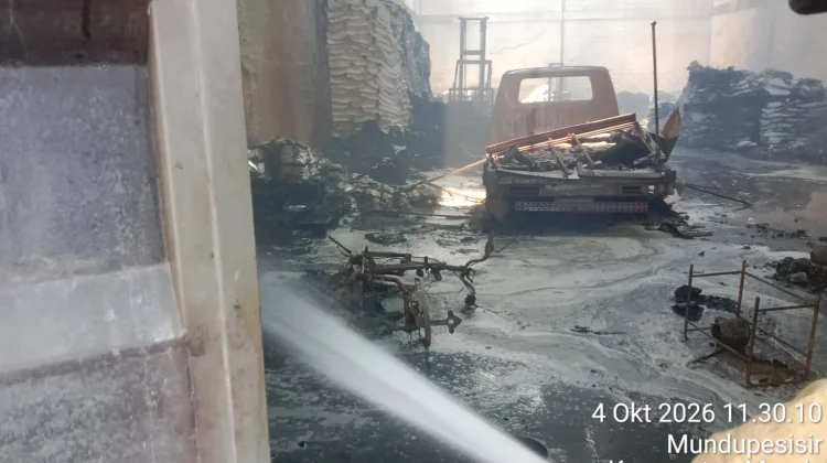 Kebakaran Gudang Kimia di Mundu Cirebon Ludeskan Aset dan Kendaraan