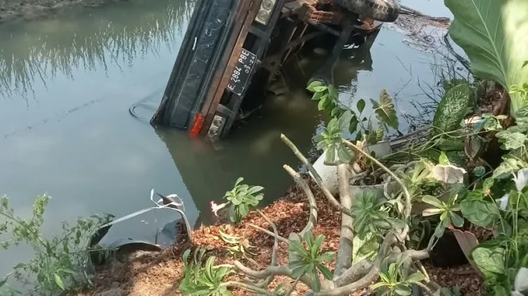 Petugas Damkar Evakuasi Minicar Terjebur di Sungai Majasari Sliyeg Indramayu