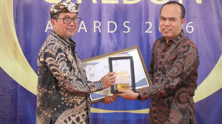 Bupati Imron Terima Penghargaan Tokoh Penggerak pada Kabar Cirebon Award 2026