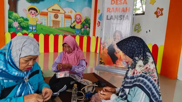 Ikat Rambut Buatan Lansia Cirebon: Melatih Motorik hingga Kelola Stres
