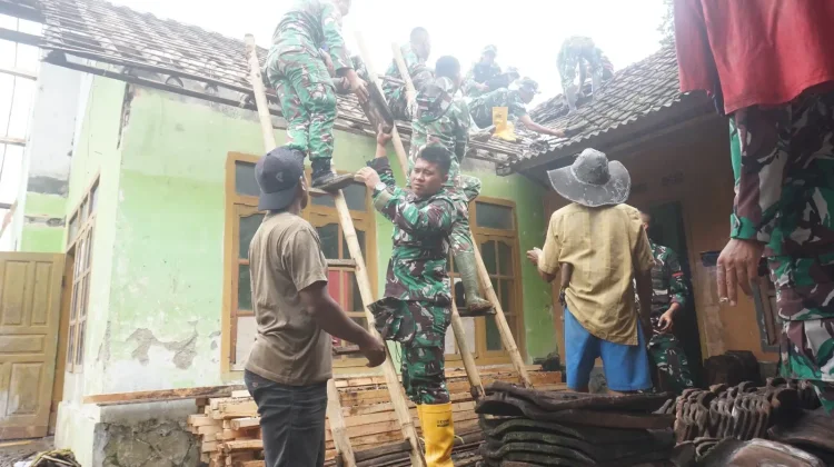 TNI-Warga Kompak Bongkar Rumah Penjaga Sekolah di Majalengka