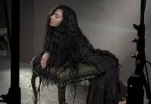 Sentuhan Elegan dan Brutal Charli XCX di Wuthering Heights