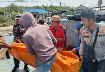 KM Al Mujib Tenggelam Ditabrak Tongkang, Polairud Cari 4 Nelayan