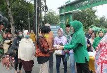 Kodim 0614 Kota Cirebon Bagi Takjil