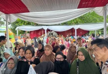 Sembako Murah Polres Cirebon Diserbu, Warga Antre sejak Sore Hari