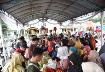 Warga Sindang Kuningan Serbu  Gerakan Pangan Murah Padaringan