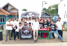 Berbagi Takjil di Sudut Desa Bangodua Indramayu