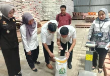 Bulog Salurkan Beras dan Minyak Goreng untuk Warga Indramayu