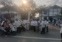 PWI Indramayu Berbagi Nasi Kotak dan Takjil Dengan Masyarakat