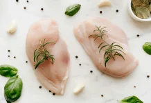 Bahaya Mencuci Ayam Mentah: Bakteri Bisa Menyebar!