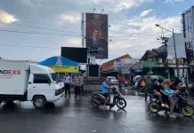 Pos Pam Ciawigebang Kendalikan Arus Ramai