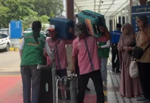 Porter Stasiun Kejaksan Cirebon Rasakan Lonjakan Penumpang saat Mudik