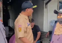 Camat dan Kapolsek Sukra Edukasi Penyapu Koin Jembatan Sewo