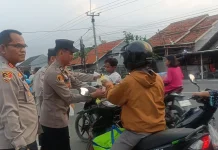 Polsek Kapetakan Bagikan Takjil dan Edukasi Keselamatan