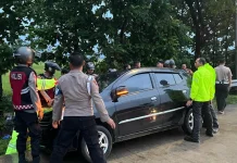 Polisi Sigap Bantu Mobil Pemudik Terjeblos di KM 164 Tol Cipali