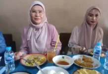 Momen Lebaran, Nina Agustina Nikmati Nasi Lengko