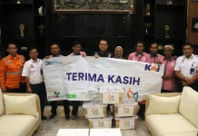KAI Daop 3 Cirebon Salurkan 160 Paket Sembako untuk Pensiun KAI dan Porter