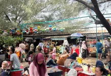 Wisatawan dari Berbagai Kota Padati Pantai Balongan Indah saat Libur Lebaran