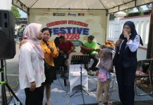 Live Music Hibur Pemudik Arus Balik di Stasiun Cirebon