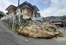 Tembok Penahan Tanah Runtuh, Rumah Warga di Kuningan Terancam Longsor